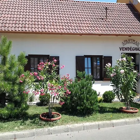 Gyoengyvendeghaz Apartment *